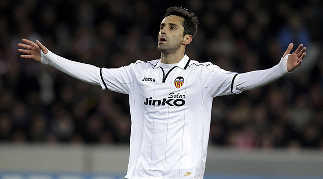 O atacante Jonas, ex-Grmio e Santos, comemora um gol pelo Valencia na Espanha
