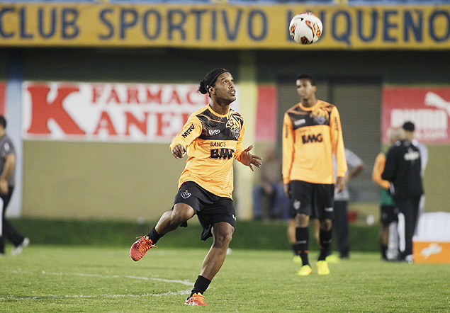 Ronaldinho chuta a bola durante treino em Luque, no Paraguai