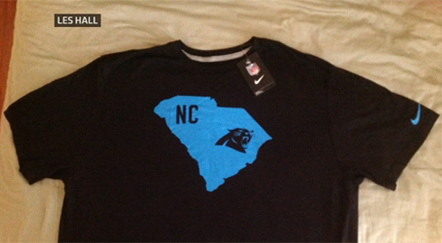 Camisa do Carolina Panthers com o escudo do time, as iniciais de Carolina do Norte e o mapa da Carolina do Sul