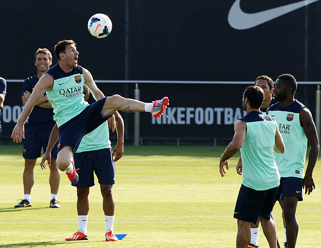 Lionel Messi salta durante treino no Barcelona; time espanhol voltou das frias esta semana