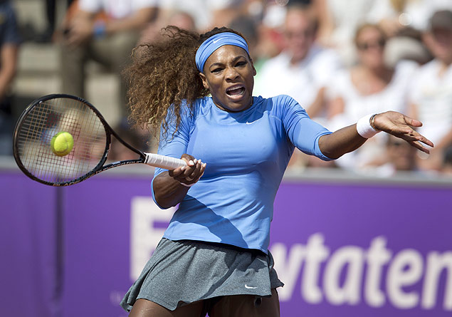 A americana Serena Williams devolve uma bola contra Sesil Karatantcheva, do Cazaquisto, pela primeira rodada do torneio de Bastad, na Sucia