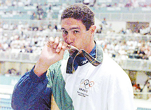 Gustavo Borges beija a medalha de prata em 1992