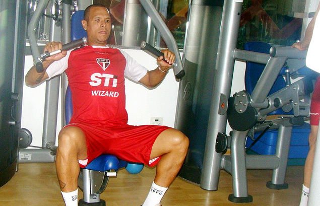 Luis Fabiano faz muscula��o no centro de treinamento do S�o Paulo