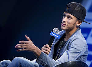 Neymar concede entrevista coletiva durante evento de um de seus patrocinadores