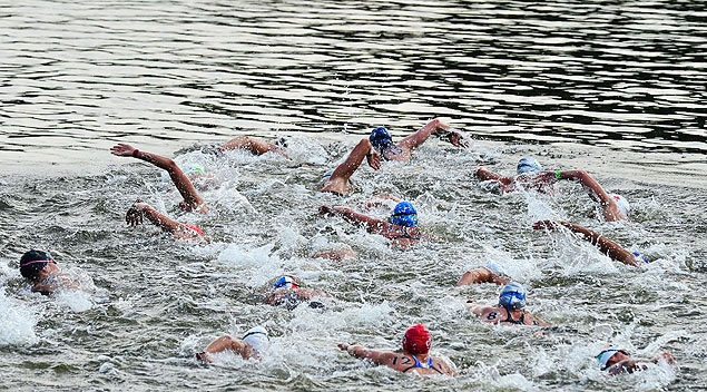 Atletas disputam maratona aqutica na Olimpada de Londres