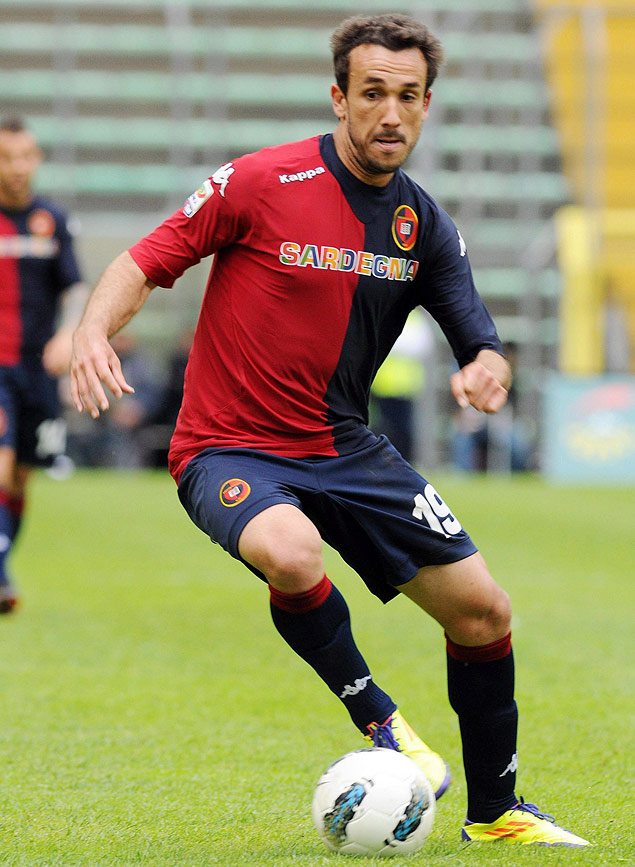 O atacante Thiago Ribeiro durante uma partida do Cagliari no Campeonato Italiano