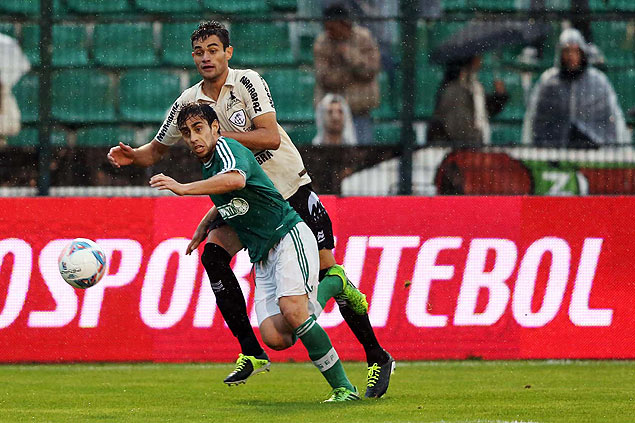 Valdivia tenta armar jogada ofensiva do Palmeiras sob marcao de rival do Figueirense, em Florianpolis