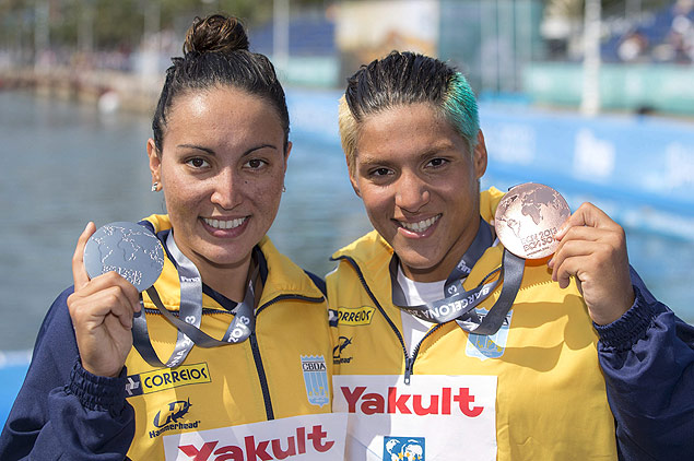 As brasileiras Poliana Okimoto (esq.) e Ana Marcela Cunha com suas medalhas da maratona aquática