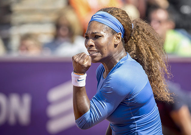 A americana Serena Williams comemora um ponto contra a sueca Johanna Larsson