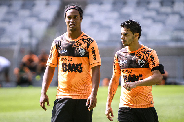 O meia-atacante Ronaldinho e o volante Josu durante treino no Mineiro