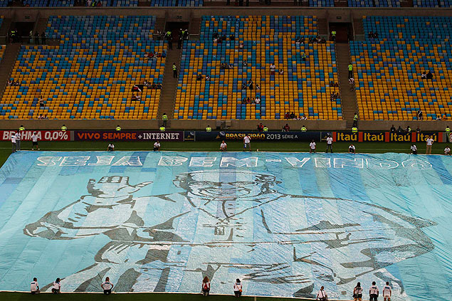 Imagem gigante do papa Francisco  colocada no campo do Maracan antes de Fluminense x Vasco
