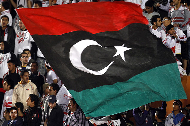 Torcedores mostram a bandeira da Lbia durante uma partida de futebol