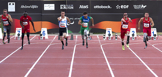 Alan Fonteles (na raia 4) dispara para a vitria nos 100 m, classe T43, no MUndial Paraolmpico de Lyon, na Frana