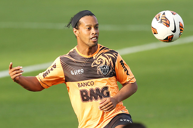 Ronaldinho chuta a bola durante treino do Atltico-MG