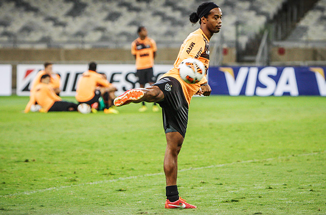 Ronaldinho participa de treino no Mineiro antes da final da Libertadores