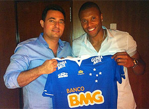 Julio Baptista com a camisa do Cruzeiro