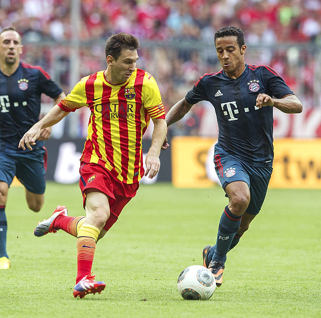 Os ex-companheiros Thiago Alcntara, hoje no Bayern de Munique, disputa bola com Messi, do Barcelona