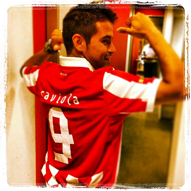 Javier Saviola posa com a camisa do seu novo clube, o Olympiacos