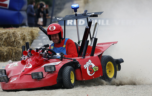 Sebastian Vettel, da Red Bull, caracterizado como o personagem Super Mario Bros participa de evento na Alemanha