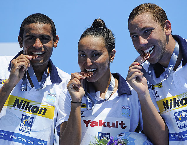 Poliana Okimoto (centro), Allan do Carmo (esq.) e Samuel de Bona com a medalha de bronze na maratona de revezamento aqutico