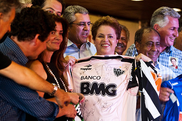 Ainda candidata em 2010, Dilma exibe camiseta do Atltico-MG em Belo Horizonte