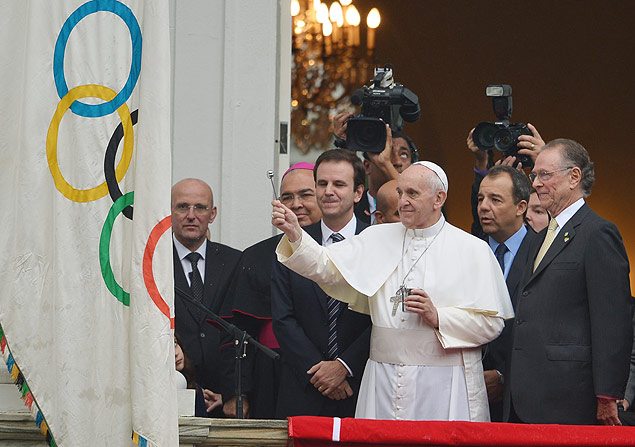 O papa Francisco abenoa a bandeira olmpica no Rio, observado pelo prefeito Eduardo Paes e o presidente do COB, Carlos Arthur Nuzman
