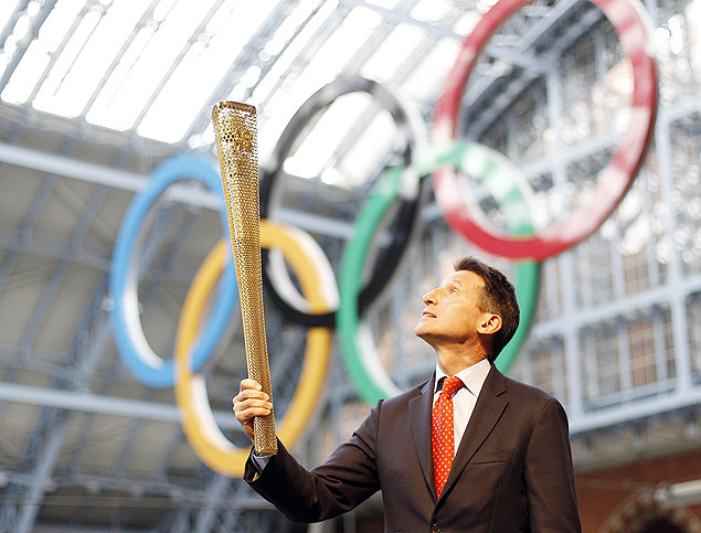 Sebastian Coe segura a tocha olmpica dos Jogos de 2012