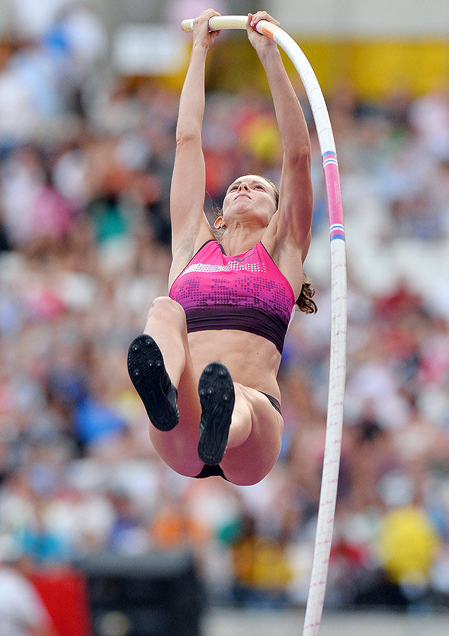Fabiana Murer salta durante a prova na Inglaterra
