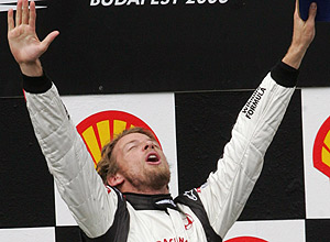 O ingls Jenson Button festeja a sua primeira vitria na Hungria, em 2006