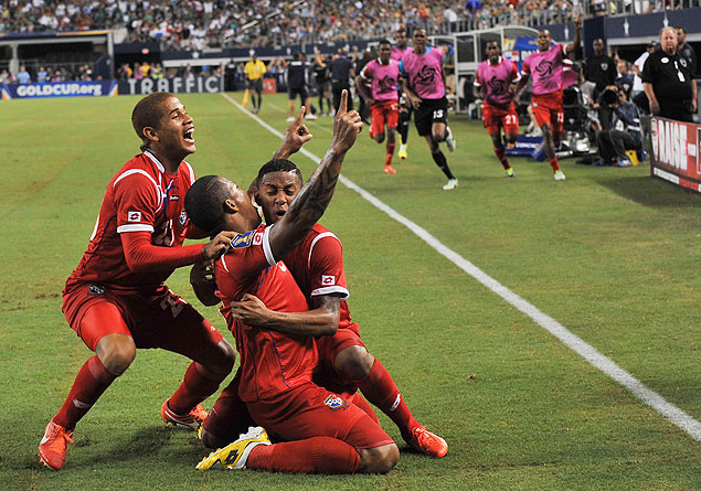 Roman Torres (ao centro), Roberto Chen ( esq.) e Gabriel Torres comemoram gol do Panam sobre o Mxico na semifinal da Copa Ouro