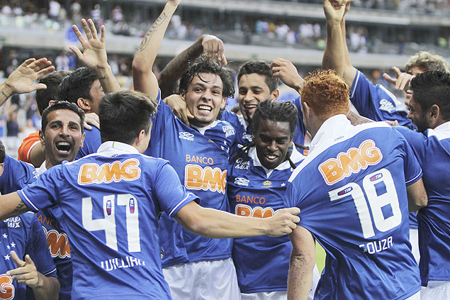 Jogadores do Cruzeiro comemoram gol na vitria sobre o Atltico-MG, no Mineiro