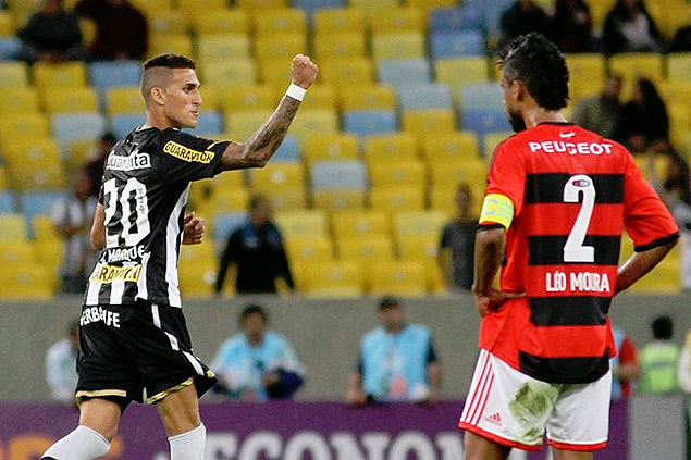 O botafoguense Rafael Marques comemora gol contra o Flamengo, no Maracan