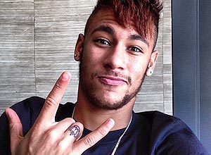 J em Barcelona Neymar posa para foto 