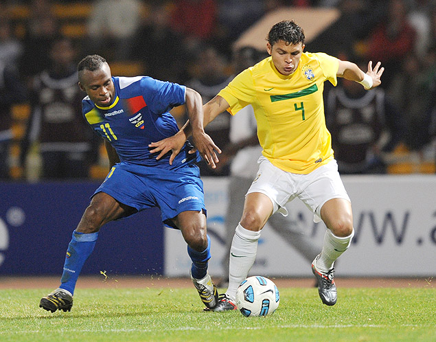 O atacante Christian Bentez (esq.), da seleo equatoriana, disputa bola com Thiago Silva, da seleo brasileira