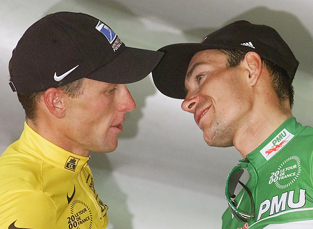 O ciclista norte-americano Lance Armstrong ( esq.) cumprimenta o holands Erik Zabel, vencedor da 17 etapa da Volta da Frana. 