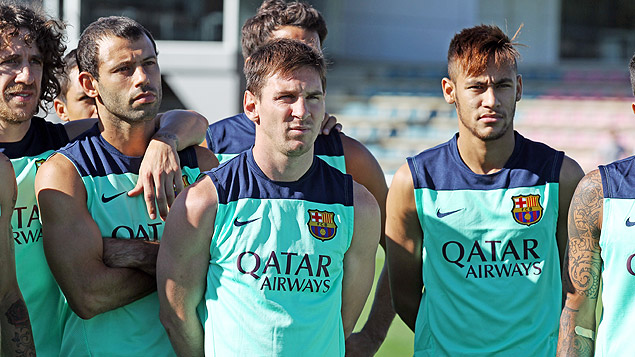 Neymar (dir.), Messi, Mascherano e Puyol durante treino do Barcelona