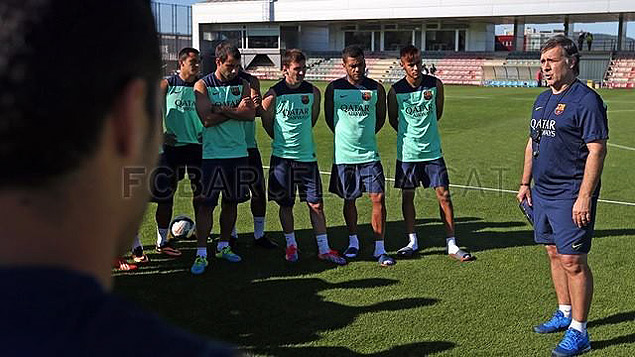 Observado por Neymar e Daniel Alves, Tata Martino conversa com os jogadores do Barcelona
