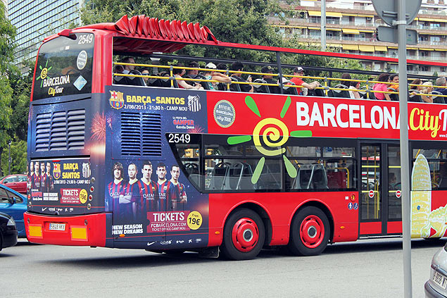 nibus de turismo de Barcelona faz propaganda de jogo