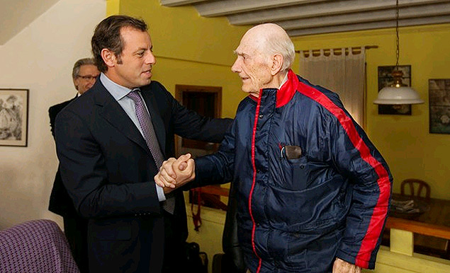 Ex-goleiro Antoni Ramallets (dir.) cumprimenta o presidente do Barcelona Sandro Rosell em uma de suas últimas visitas ao clube