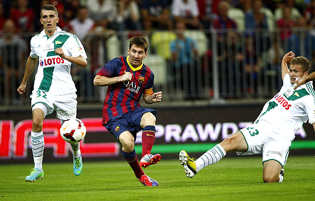  Lionel Messi chuta a bola durante o amistoso