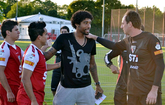 O zagueiro do Bayern Dante (centro) vai ao treino do So Paulo visitar os brasileiros