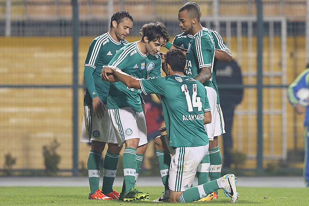 Valdivia (esq.) e Alan Kardec comemoram gol do Palmeiras contra o Icasa