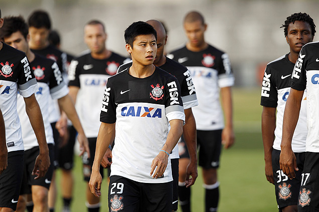 Zizao (centro) anda em treino do Corinthians