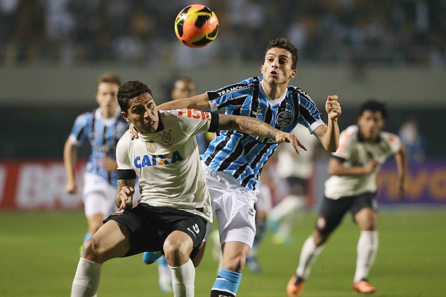O atacante Guerrero, do Corinthians, disputa a bola 
