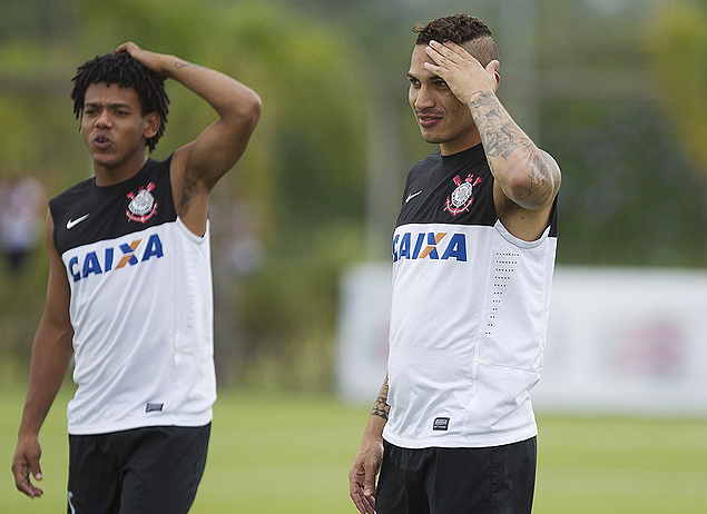 Os atacantes Romarinho e Guerrero durante treino no CT do Corinthians