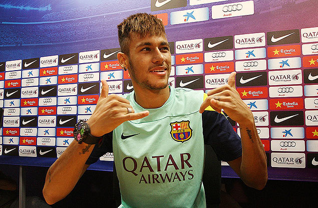 Neymar posa para a foto durante entrevista em Barcelona