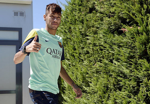 Neymar faz sinal de positivo após entrevista no Barcelona