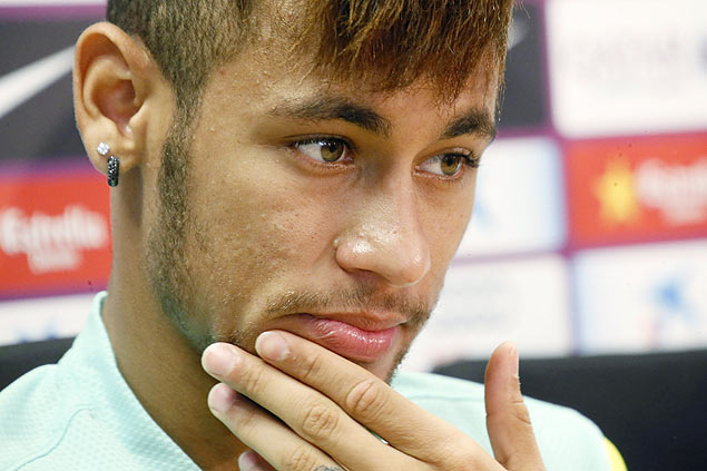 Neymar durante entrevista no Barcelona antes de jogo contra o Santos