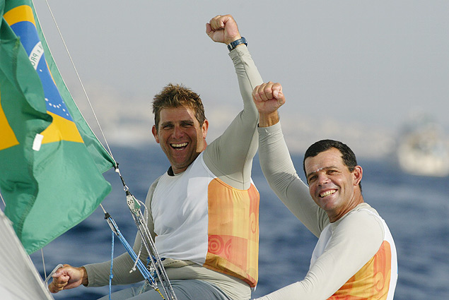 Torben Grael (dir.) e Marcelo Prada comemoram o ouro conquistado em Atenas-04