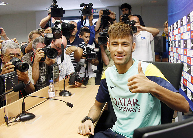 Neymar posa para fotos aps entrevista coletiva em Barcelona